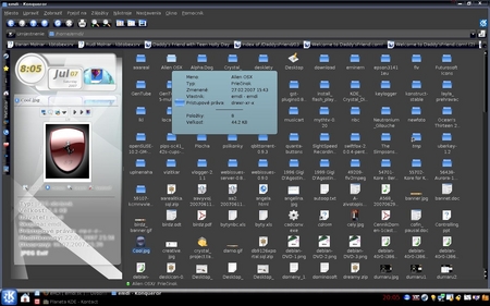 PCLOS pracuje s KDE, ktoré sa dá veľmi pekne prispôsobiť.